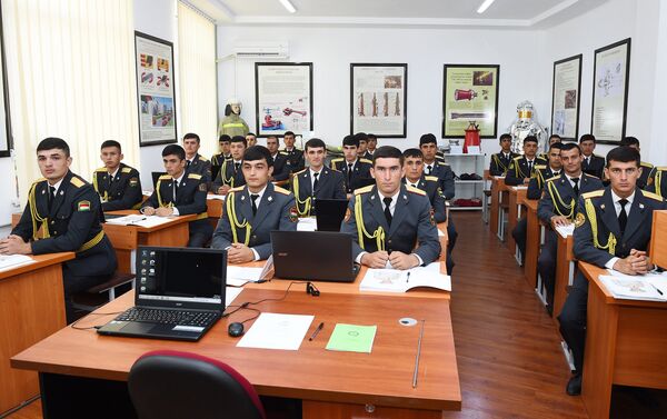 Президент РТ Эмомали Рахмон провел урок мира для защитников в Академии МВД - Sputnik Таджикистан