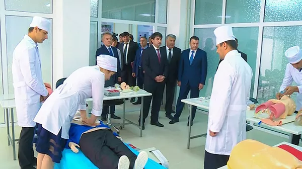 Рустан Эмомали на открытии нового медуниверситета в Таджикистане Рустан Эмомали на открытии нового медуниверситета в Таджикистане - Sputnik Тоҷикистон