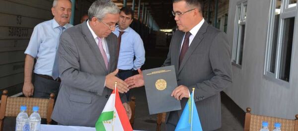 Посол Казахстана в Таджикистане Нурлан Сейтимов принял участие в церемонии официальной передачи гуманитарной помощи РК таджикской стороне. - Sputnik Тоҷикистон