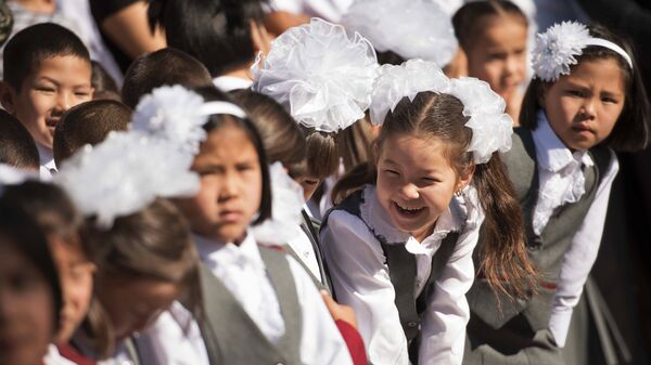 Начало учебного года в школах Кыргызстана - Sputnik Таджикистан