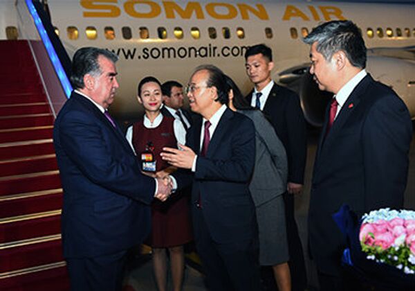 Эмомлаӣ Раҳмон дар фурудгоҳи Пекин. Акс аз бойгонӣ Эмомлаӣ Раҳмон дар фурудгоҳи Пекин. Акс аз бойгонӣ - Sputnik Тоҷикистон