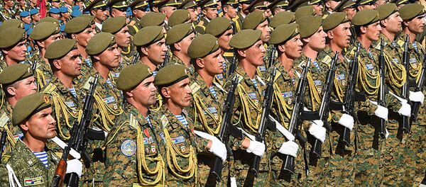 Гузашти низомӣ ба ифтихори Иди ғалаба - Sputnik Тоҷикистон