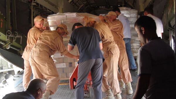 Военнослужащие базы РФ помогли в доставке гумпомощи в школы Таджикистана - Sputnik Таджикистан