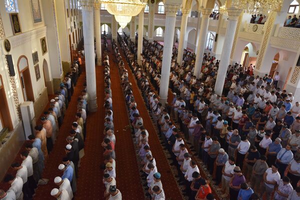 Утренняя молитва в мечети в городе Душанбе - Sputnik Таджикистан