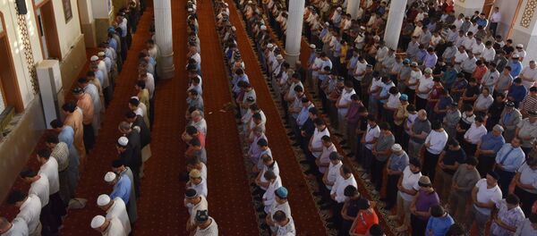 Утренняя молитва в мечети в городе Душанбе - Sputnik Тоҷикистон