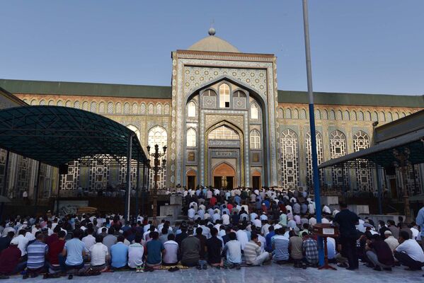 Утренняя молитва в мечети в городе Душанбе - Sputnik Таджикистан