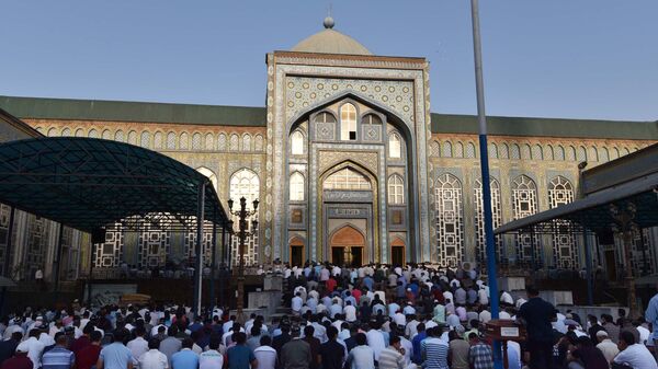 Утренняя молитва в мечети в городе Душанбе - Sputnik Тоҷикистон
