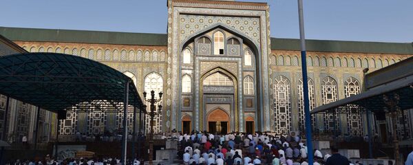 Утренняя молитва в мечети в городе Душанбе - Sputnik Тоҷикистон