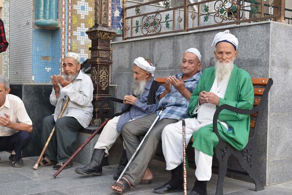 Старцы на утренней молитве на празднике Курбам-Байрам - Sputnik Таджикистан