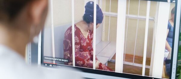 Просмотр на экране судебного заседание подозреваемой Просмотр на экране судебного заседание подозреваемой - Sputnik Тоҷикистон