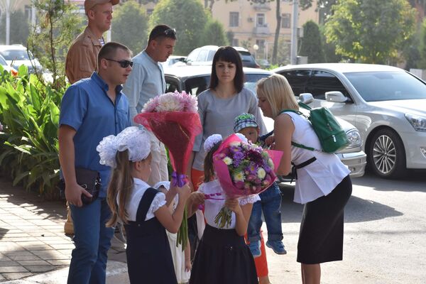 Школьники на 1 сентября в Душанбе - Sputnik Таджикистан