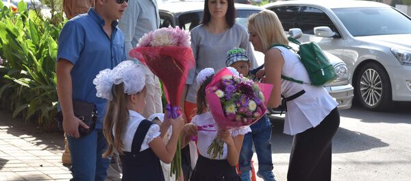 Школьники на 1 сентября в Душанбе - Sputnik Таджикистан