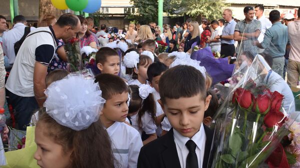 Школьники на 1 сентября в Душанбе - Sputnik Таджикистан