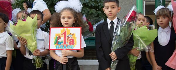 Школьники на 1 сентября в Душанбе - Sputnik Таджикистан