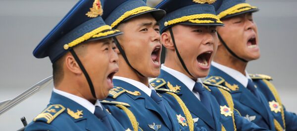 Китайские военные на церемонии по случаю визита президента Таджикистана в КНР Китайские военные на церемонии по случаю визита президента Таджикистана в КНР - Sputnik Тоҷикистон