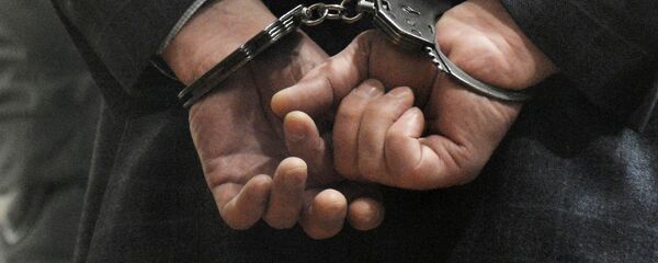 Руки задержаного в наручниках, архивное фото - Sputnik Таджикистан