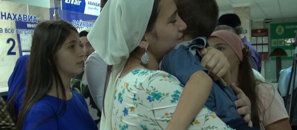 Вывезенных из Ирака детей и женщин в аэропорту Грозного встретили их близкие - Sputnik Тоҷикистон