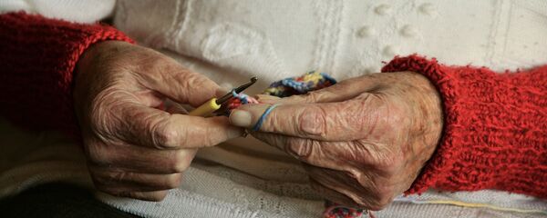 Руки пожилой женщины, архивное фото - Sputnik Тоҷикистон