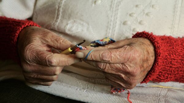 Руки пожилой женщины, архивное фото - Sputnik Таджикистан
