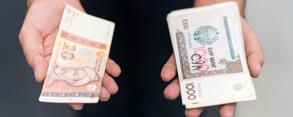 Узбекские и Таджикские деньги в руках, архивное фото - Sputnik Тоҷикистон