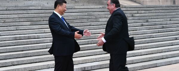 Председатель КНР Си Цзиньпин и президент Таджикистана Эмомали Рахмон Председатель КНР Си Цзиньпин и президент Таджикистана Эмомали Рахмон - Sputnik Тоҷикистон