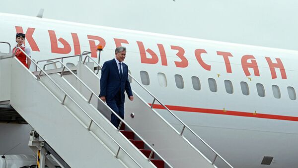 Президент Кыргызской Республики Алмазбек Атамбаев во время прибытия с рабочим визитом в город Астану Республики Казахстан. Архивное фото - Sputnik Таджикистан
