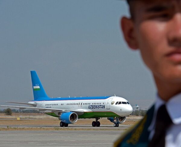 Boeing 767-300ER, на котором сегодня прилетел президент Узбекистана Шавкат Мирзиёев Boeing 767-300ER, на котором сегодня прилетел президент Узбекистана Шавкат Мирзиёев - Sputnik Таджикистан