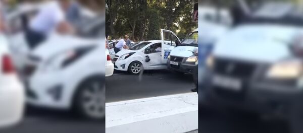 Угонщик в Ташкенте таранит автомобили - Sputnik Таджикистан