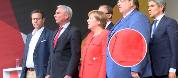 Ангелу Меркель атаковали помидорами - Sputnik Таджикистан