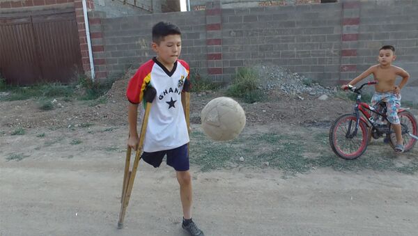 Мальчик без ноги взорвал соцсети игрой в футбол — история Азиса - Sputnik Таджикистан