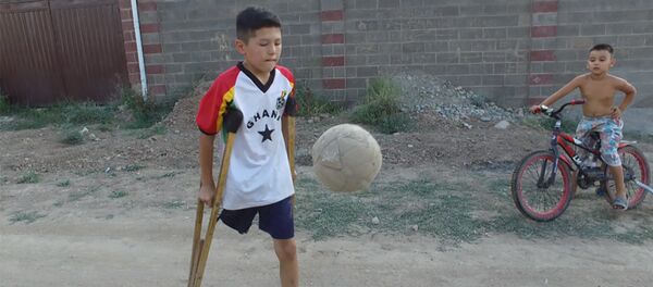 Мальчик без ноги взорвал соцсети игрой в футбол — история Азиса Мальчик без ноги взорвал соцсети игрой в футбол — история Азиса - Sputnik Таджикистан
