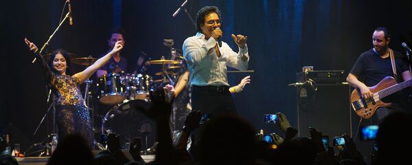 Вақте Андӣ аз дурӣ дар саҳна намудор шуд, мардум Андӣ, Андӣ, Андӣ гуён бо овози ҷарангосӣ садои мусиқиро ҳам пахш карданд. - Sputnik Тоҷикистон