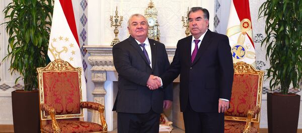 Президент Таджикистана Эмомали Рахмон и генсек ОДКБ Юрий Хачатуров Президент Таджикистана Эмомали Рахмон и генсек ОДКБ Юрий Хачатуров - Sputnik Тоҷикистон