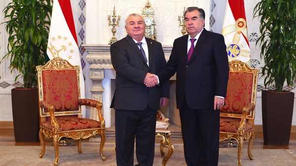 Президент Таджикистана Эмомали Рахмон и генсек ОДКБ Юрий Хачатуров - Sputnik Таджикистан