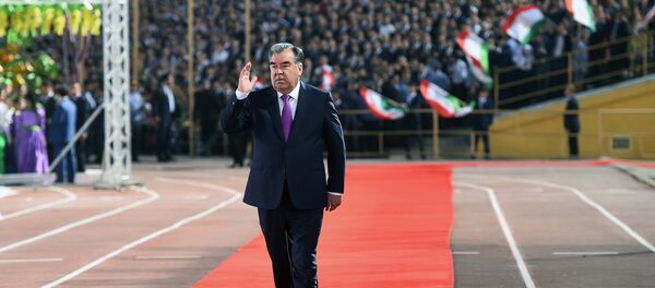 Эмомалӣ Раҳмон дар тантанаҳои ҷашнӣ Эмомалӣ Раҳмон дар тантанаҳои ҷашнӣ - Sputnik Тоҷикистон