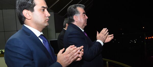 Президент РТ Эмомали Рахмон и мэр города Душанбе Рустам Эмомали на праздновании дня независимости - Sputnik Тоҷикистон