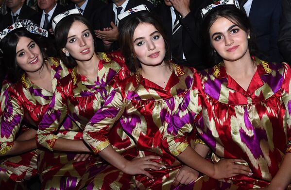 Таджикские девушки на праздновании дня независимости Таджикистана в Душанбе - Sputnik Таджикистан