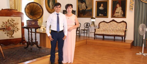 Светлана Устинова с мужем Довудом Аминовым - Sputnik Тоҷикистон