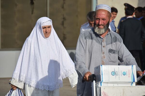 Паломники, вернувшиеся с хаджа в Душанбе - Sputnik Таджикистан
