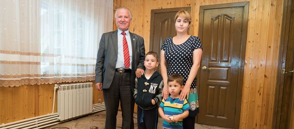 Рахмон Джураев с внуками Рахмон Джураев с внуками - Sputnik Таджикистан