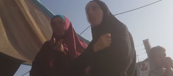 Скриншот видео съемочной группы Russia Today, посетившей лагерь в Ираке с женами боевиков ИГИЛ - Sputnik Таджикистан