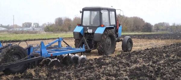 Трактор с прицепом, архивное фото Трактор с прицепом, архивное фото - Sputnik Таджикистан