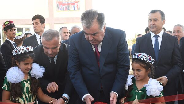 Президент Таджикистана Эмомали Рахмон открывает новые объекты в Хатлонской области - Sputnik Тоҷикистон
