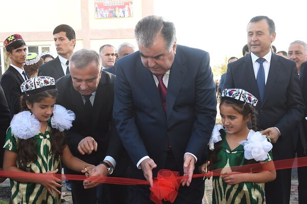 Президент Таджикистана Эмомали Рахмон открывает новые объекты в Хатлонской области - Sputnik Таджикистан