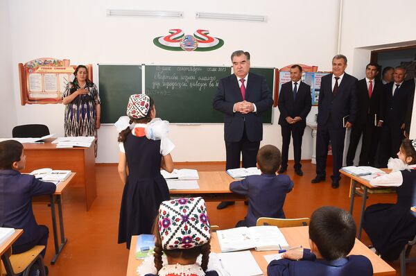 Президент Таджикистана Эмомали Рахмон в Хатлонской области  - Sputnik Таджикистан