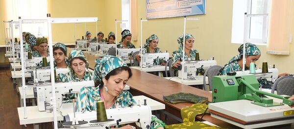 В швейном цехе, архивное фото В швейном цехе, архивное фото - Sputnik Таджикистан