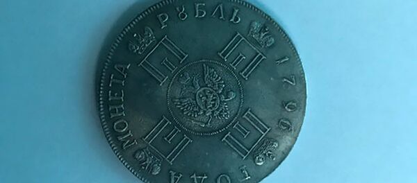 Старинная монета за которую был задержан авиапассажир - Sputnik Тоҷикистон