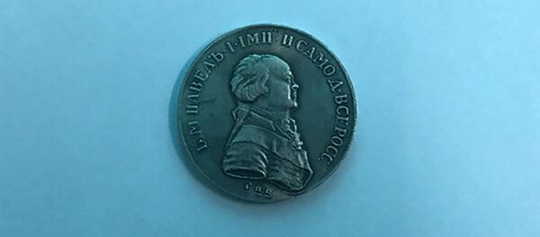 Старинная монета за которую был задержан авиапассажи Старинная монета за которую был задержан авиапассажи - Sputnik Таджикистан