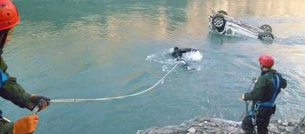 Сотрудники КЧС спасли водителя - Sputnik Тоҷикистон