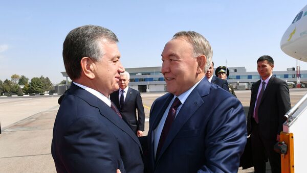 Президент Узбекистана Шавкат Мирзиеев встречает в аэропорту Ташкента  Нурсултана Назарбаева - Sputnik Таджикистан